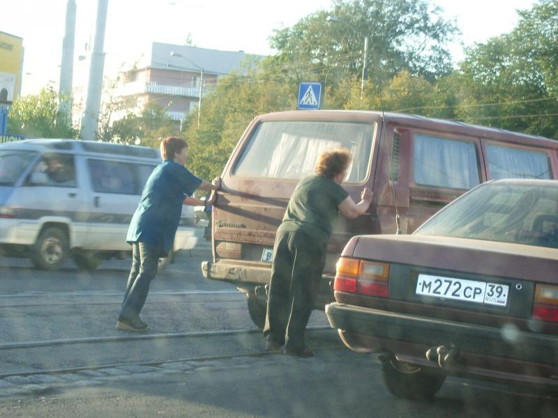 Астраханец поджег машину соседа, которого до этого избил вместе с сестрой | АРБУЗ