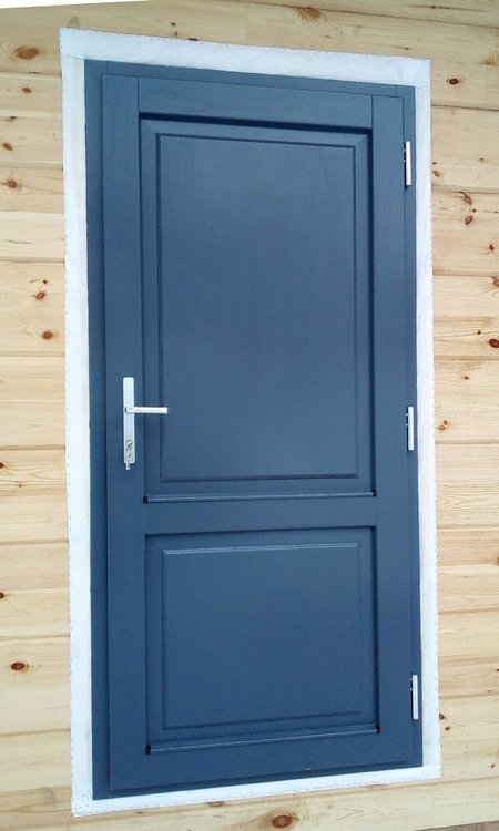 Деревянная дверь в доме из клееного бруса Хонка (Honka) 1.jpg