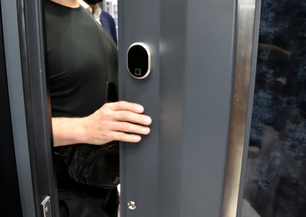 Алюминиевая входная дверь с сканером отпечатка пальца  Login от Deceuninck (1).jpg