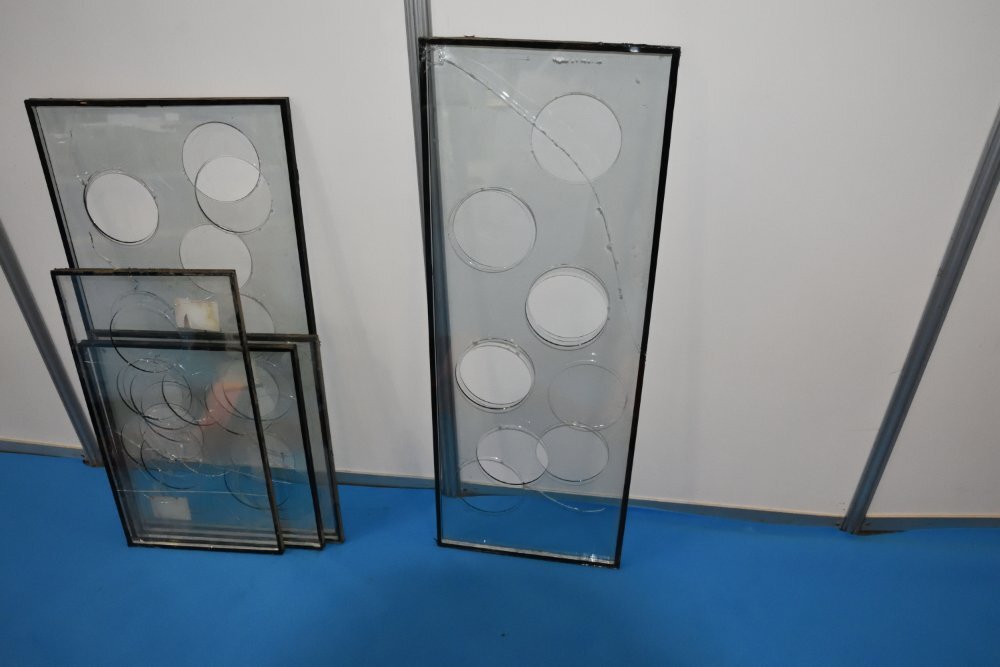 Круглые вырезы в однокамерном стеклопакете сделанные специальным стеклорезом (2).jpg