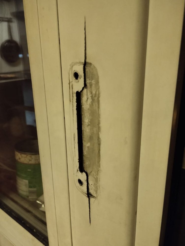 Трещина в алюминиевом профиле балконной двери. - Ремонт и техническое ...