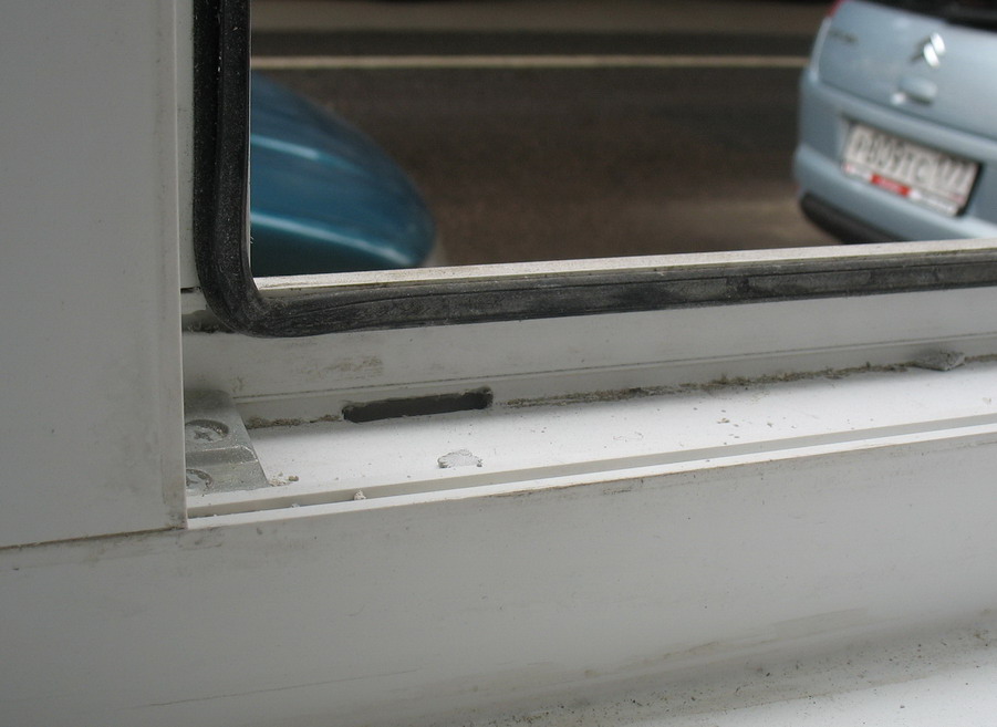 Дренажные отверстия окна. Дренажные отверстия в окнах ПВХ. Сливные отверстия в пластиковых окнах. Дренажные вентиляционные отверстия в окне ПВХ. В профиле окон дренажные отверстия.